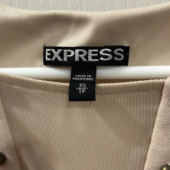 Neutral low v-neck with studs - Picture 2 of 2